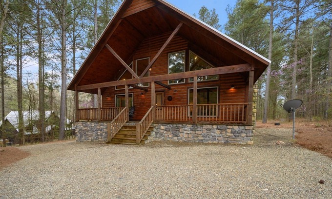 Hochatown Cabina | 2 Bedroom Luxe, Hot Tub, Slps 8, Gas Fireplace, & More!