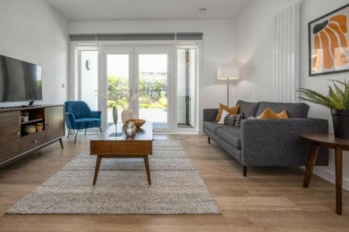 Walton-on-Thames Apartamento | 2-Bedroom Luxury apt with Gym, roof terrace, Free Parking and 3 min walk to train st