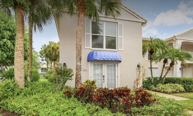 North Naples Condominio | Pavilion Club Condo