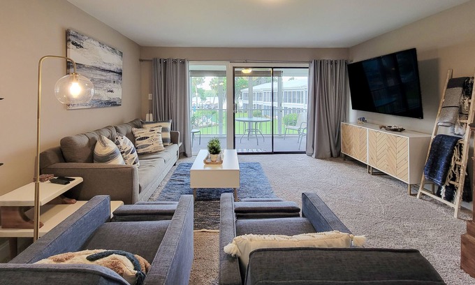Welaka Condominio | 2 Bedroom, Pool & River View Condo