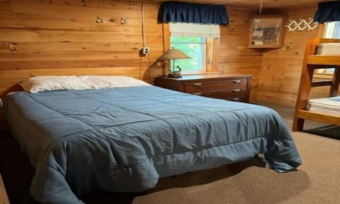 The Forks Cabina | 2 Bedroom Riverside Cabin in The Forks, pet friendly