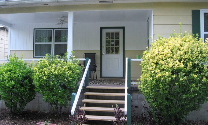 Tellico Plains Casa | 2 Bedroom See and hear the Tellico River from your porch