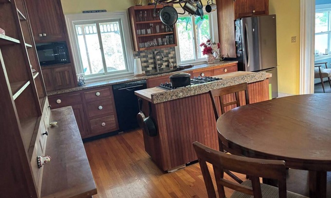 Fair Haven Apartamento | 2-bedroom sleeps 6 apartment in Fair Haven AC Screen Porch - Food, Music, Beach