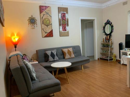 Wollongong CBD Apartamento | 2 bedroom small unit 1 minute walk to shopping centre NO PARKING SLOT NO LIFT