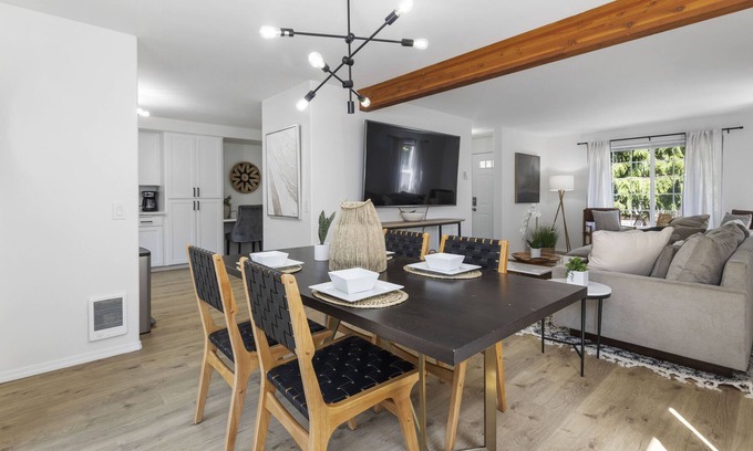 Mukilteo Casa | 2 bedroom spacious modern townhouse, 75" TV, 5min from Beach
