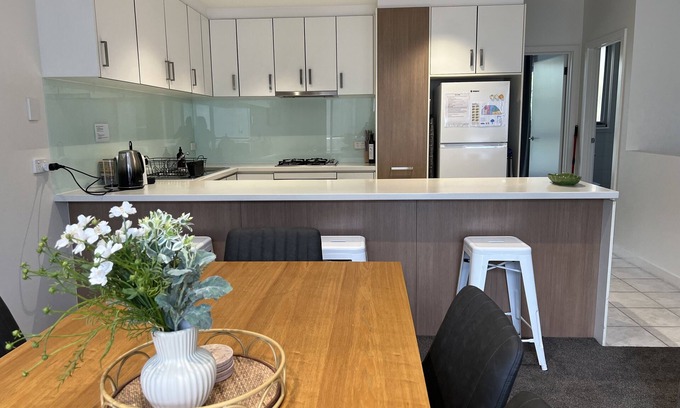 Unley Casa | 2 Bedroom, Stylish Unley townhouse, 3km from city, double garage.