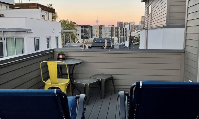 Jefferson Park Casa | 2 bedroom townhome w fire place & rooftop deck.