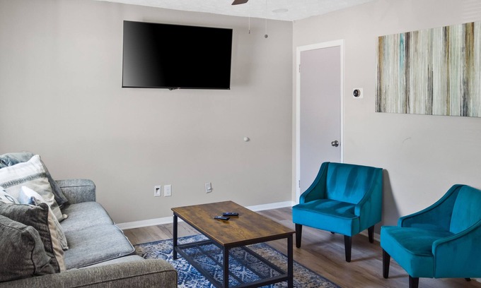 Mableton Casa | 2 Bedroom Townhouse Fire Pit - BBQ - Fun Relax