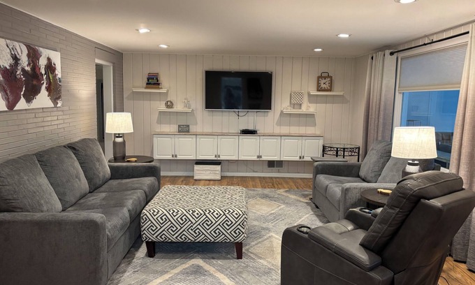 Waveland Park Casa | 2-bedroom vacation home just 3 minutes drive to Drake University