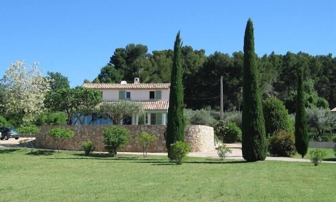 Aups Villa | Villa de 2 dormitorios en un gran jardín con piscina sin calefacción.