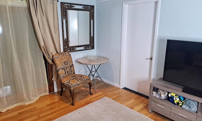 Sheepshead Bay Apartamento | 2 Bedroom Waterfront Apartment. Peaceful, Friendly NYC Location.