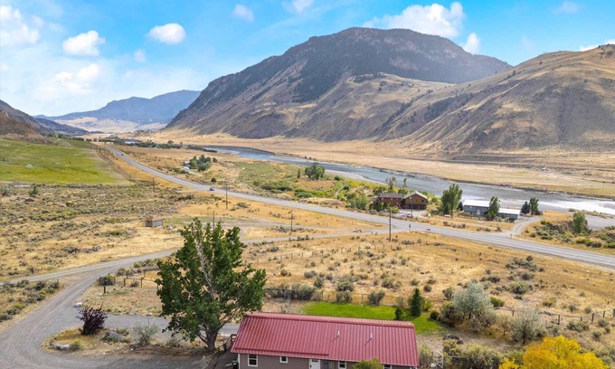 Gardiner Casa | 2 bedroom with hot tub near Yellowstone