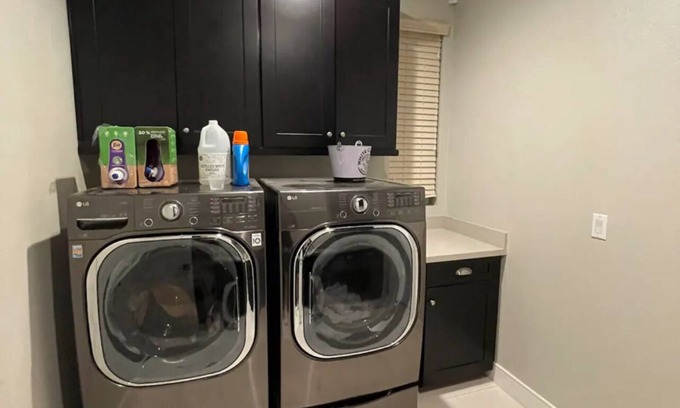 East Pasadena Casa | 2-bedrooms , 1 Bath in shared home with WiFi and AC in Pasadena