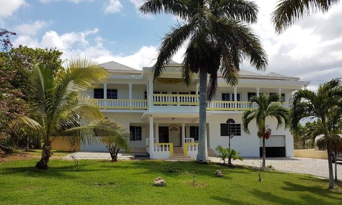 IronShore Estates Apartamento | 2 dormitorios / 1 baño: esta unidad reserva muy rápido, así que reserve ahora.