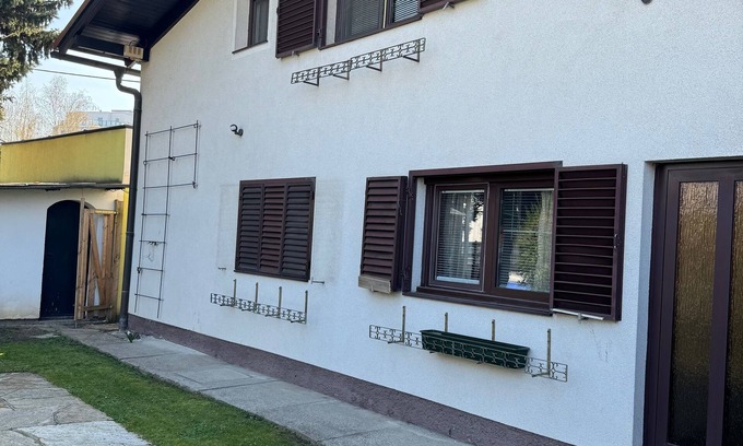Floridsdorf Casa | Casa de 2 dormitorios, 2 baños con sala de estar y área de recepción en el piso superior