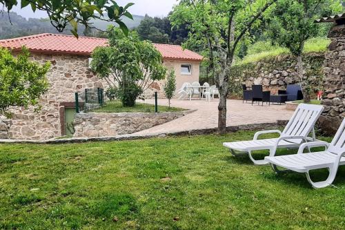 Cossourado Casa | 2 bedrooms house with enclosed garden and wifi at Barrio