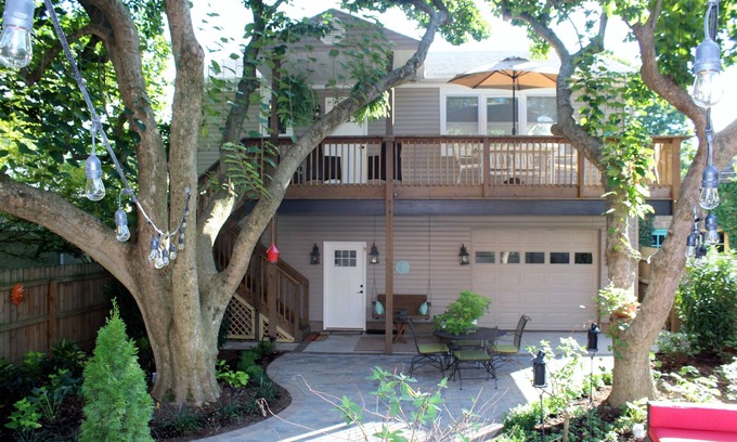 Cherokee Triangle Casa | Hermosa casa de carruajes completamente nueva de 2 BD Highlands por Bardstown Rd