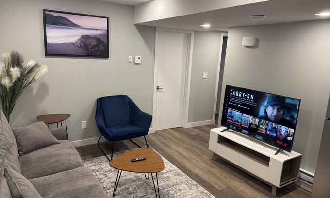 Saskatchewan Casa | 2-Bedrooms | On site Parking | near YQR Airport