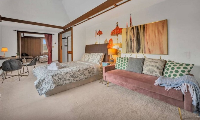 Oakridge Casa | 2 Bedrooms with Private Bathroom Suite