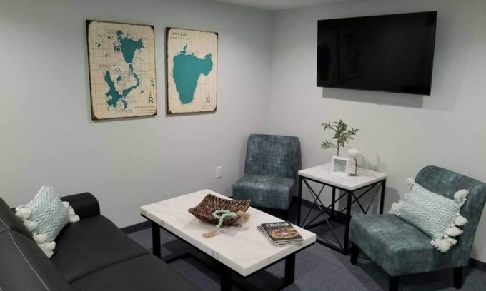 Arnolds Park Apartamento | 2 bedrooms with queen beds.