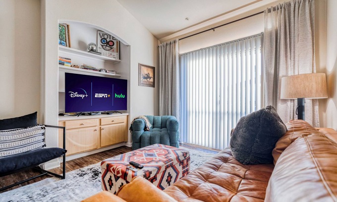 West Congress Condominio | 2 Beds - 1 Bath - Pools - HotTub - GYM - Pet friendly - Serene Environment