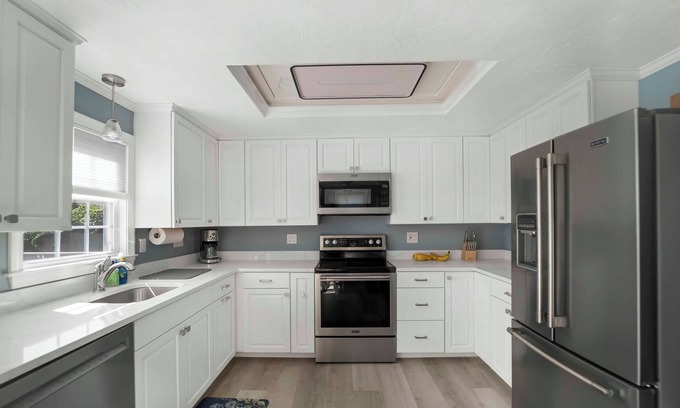 West Yarmouth Cabaña | 2 Beds Walk to Baxter Beach