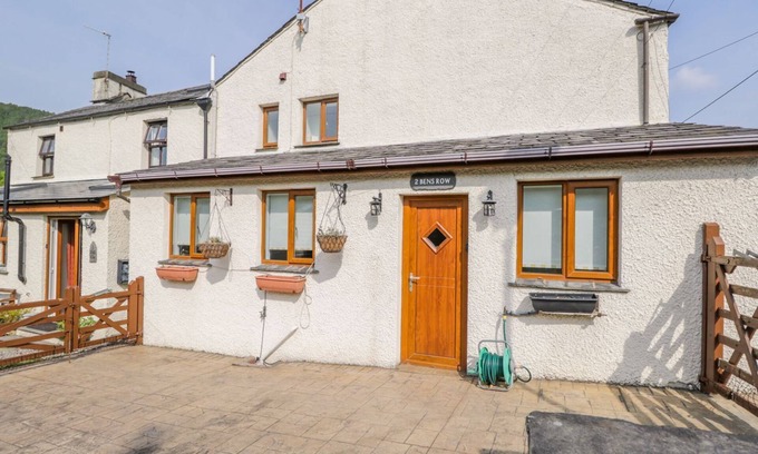 Backbarrow Cabaña | 2 BENS ROW, pet friendly, character holiday cottage in Backbarrow