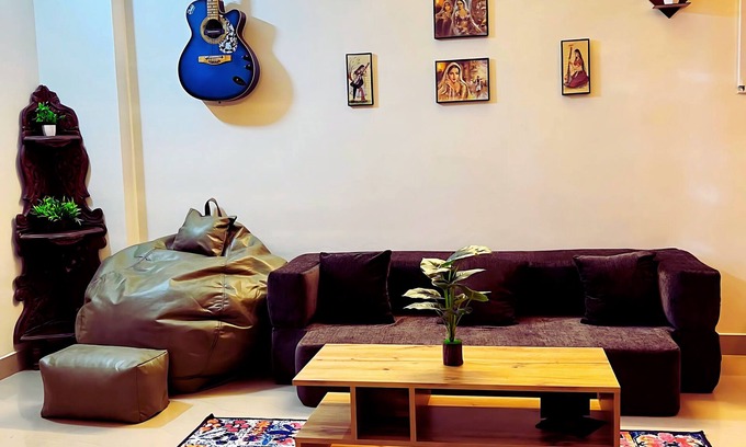 Sigra Apartamento | 2 Bhk Apartment with Kitchen, 15 Mins From Kashi Vishwanath Temple & Ghats.
