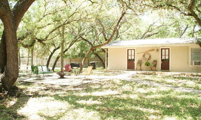Gruene Cabina | 2 Blks de GUADALUPE RIVER, alquiler de tubos y GRUENE HALL, COMAL RIVER 5 minutos.