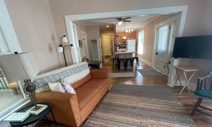 Tyrone Casa | 2 block to the art district. Recently remodeled with modern updates immenities.