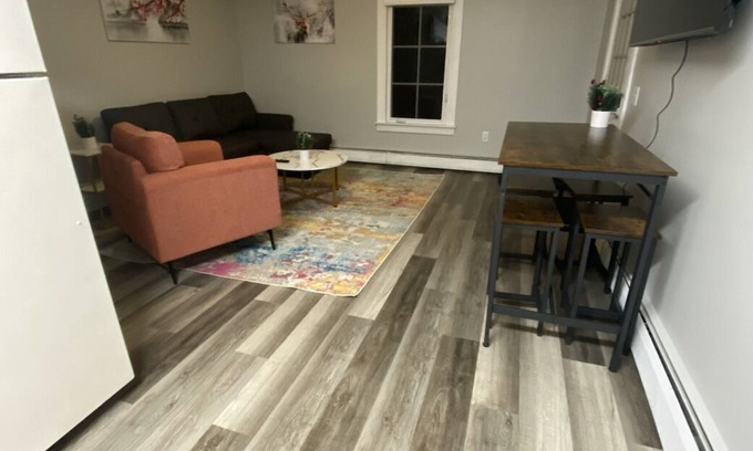 Manchester Center Apartamento | 2 block walk to Manchester shops! Short drive to slopes! Pet friendly.