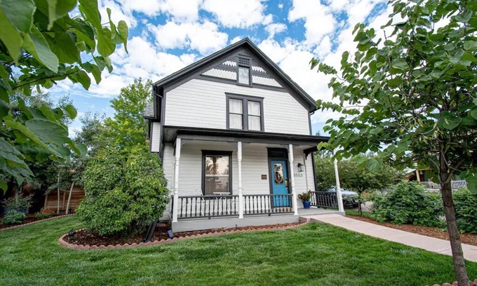 Littleton Casa | 2 blocks to Main St Littleton 🌻 Garden 🐾 Fenced Yard 🌲 Zero Cleaning Fee!