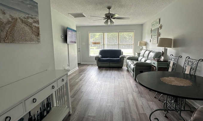 Murrells Inlet Apartamento | 2 BR 1 BA Near Marshwalk, pet friendly, NO stairs!