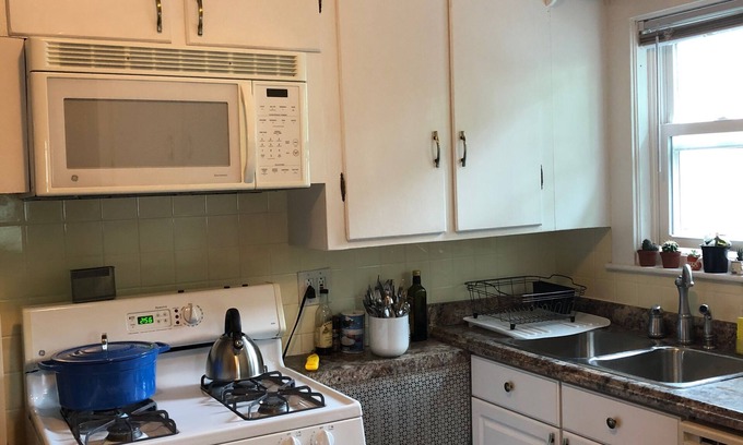 Brook Farm Apartamento | 2 dormitorios, 1 baño, capacidad para 4 +, amueblado y espacioso apartamento. en el tranquilo suburbio de Boston