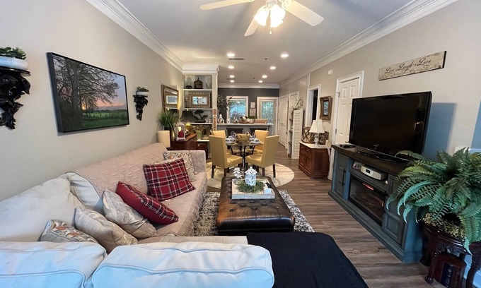 Athens Condominio | 2 BR/ 2.5 BA Condo in the Highlands at Woodlake..