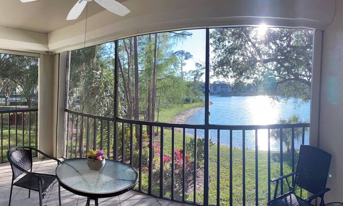 Naples Condominio | 2-BR, 2-BA Condo Overlooking Lake [30-day minimum]