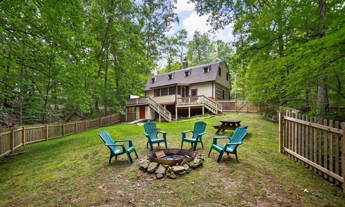 Nashville Cabina | 2 BR, 2 BA Log Cabin