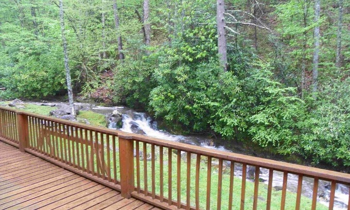 Maggie Valley Casa | Bear Paw Falls-2 casa aislada del dormitorio con vista frontal de 50 pies del arroyo .. Wifi