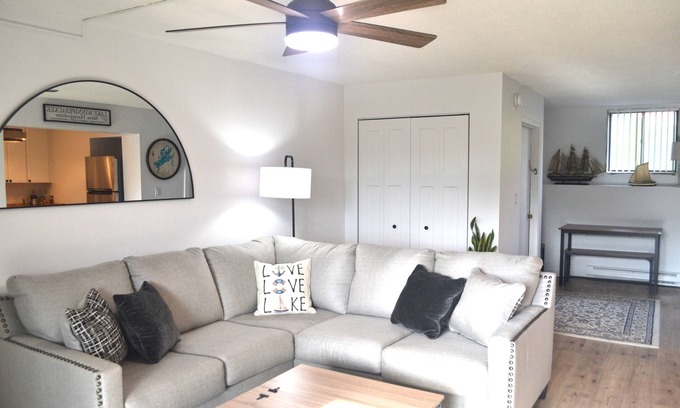 Weirs Beach Condominio | 2 BR, 2 Bath Condo, walking distance to Weirs Beach, restaurants and much more!