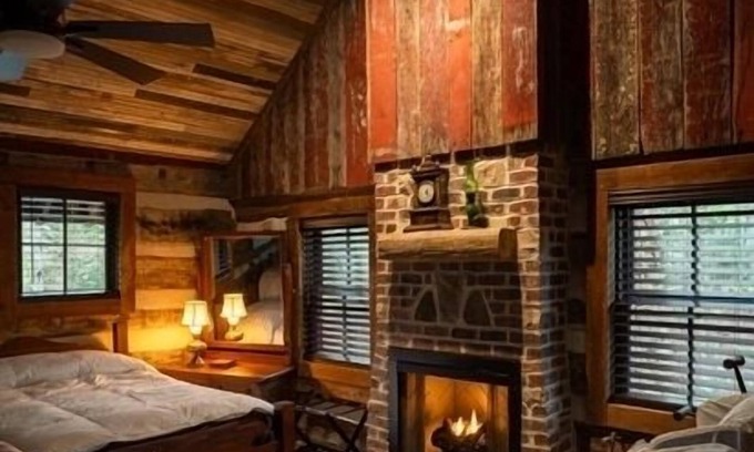 Rutherfordton Cabina | Charming 2-BR, 2 1/2 B 1860 log cabin in peaceful setting Rutherfordton WiFi, AC