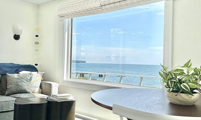 Bernard Casa | 2 BR Beachfront Home + Large Deck [Harbor Hideout]
