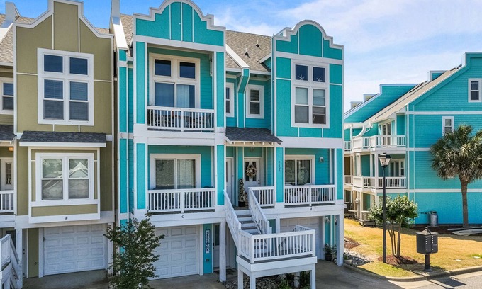 Bermuda Bay Condominio | 2 BR Condo with shared pool and central air