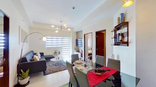 Iloilo Apartamento | 2 BR Corner Executive Suite at Lafayette Park Square Megaworld Blvd Unit 5H