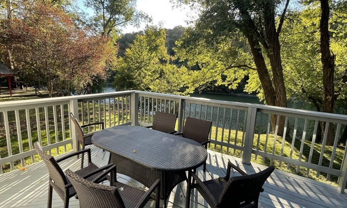 Frankfort Cabaña | 2 BR Cottage on the River