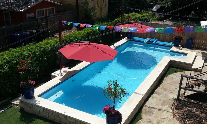 Alta Vista Casa | Tesoro histórico de 2 dormitorios con piscina en N Flores, se admiten mascotas