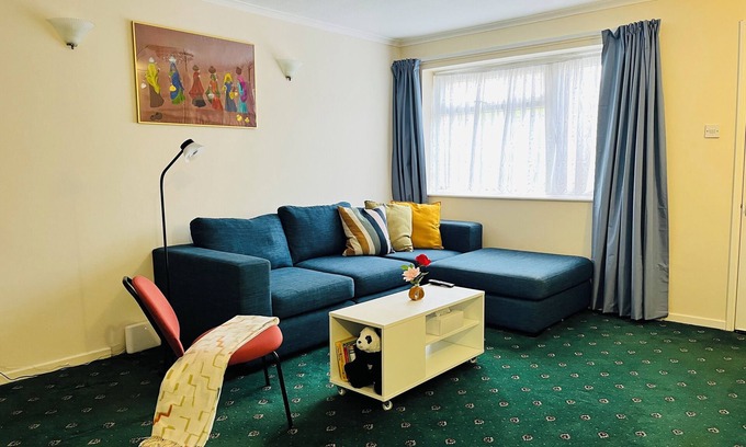 Whittington Casa | 2 BR Home, garden, free parkng | colindale tube 3-4 mins & centrl london 30 mins