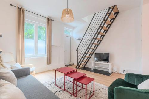 Fives Casa | 2 BR house w/terrace, near train stations & metro
