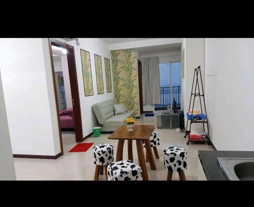 Pluit Apartamento | 2 BR Jungle Decor Beautiful Sea View Fast Internet Top Of The Mall