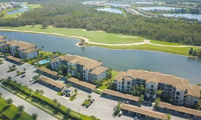 Lakewood Ranch Condominio | 2 BR lakefront condo In Lakewood National overlooking the golf course - Array of Sunshine