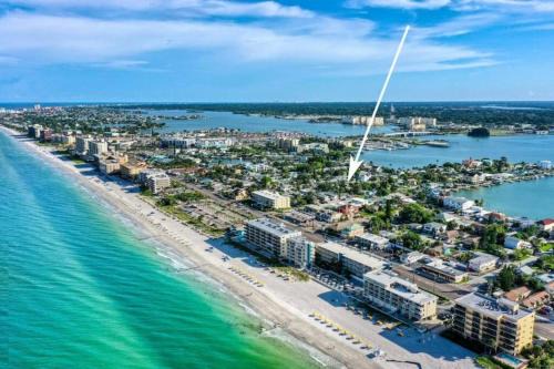 Madeira Beach Apartamento | 2 BR, Remodeled Pet Friendly Condo, 1 Block to Beach Access, Walkable to Restaurants! Fall Promo for Mondays & Thursdays!